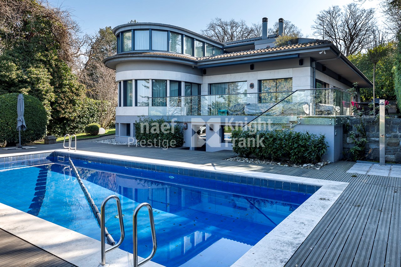 Exceptional villa with lake view