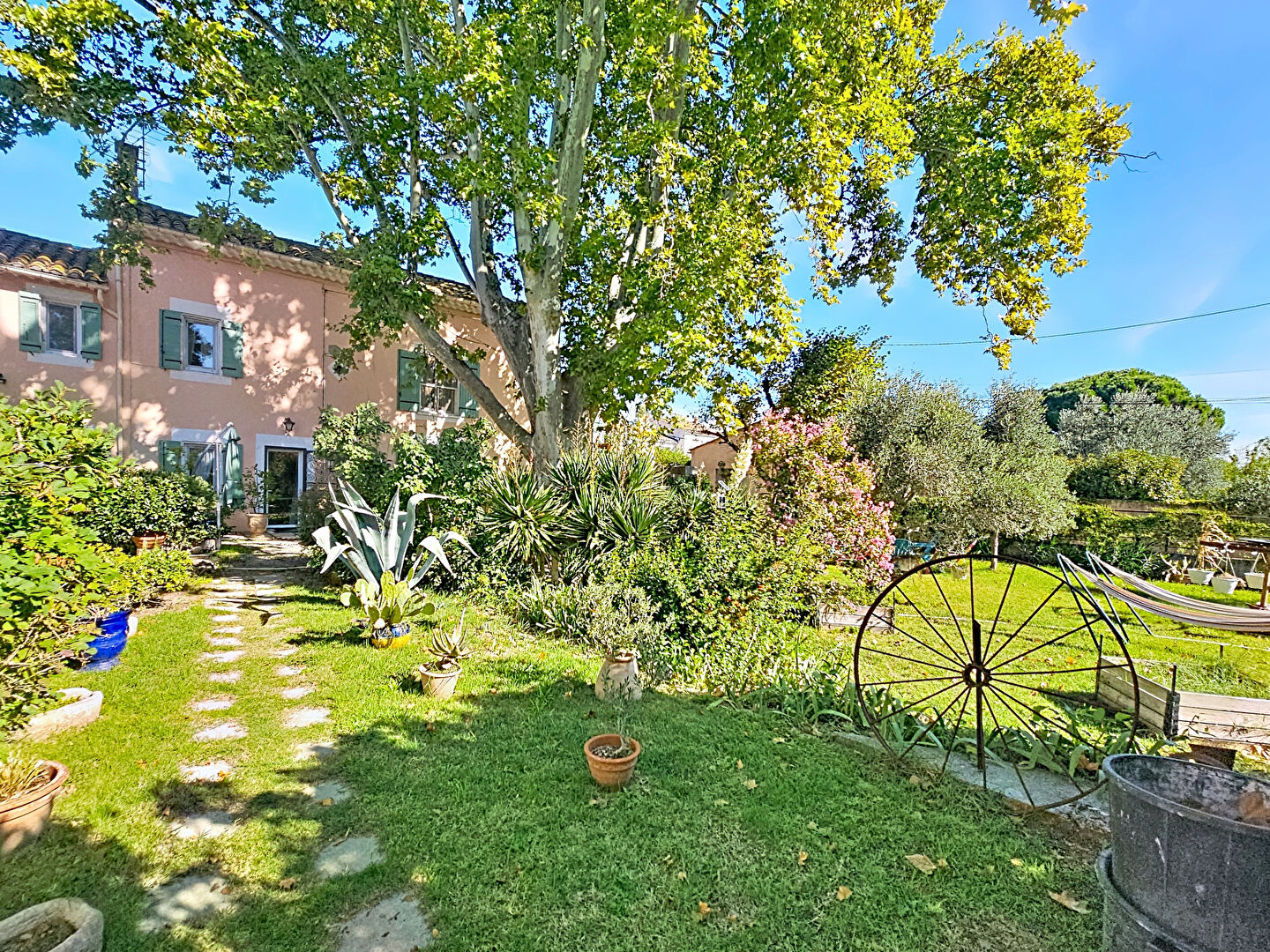 Charming farmhouse with studio and convertible barn. 15 minutes from Avignon