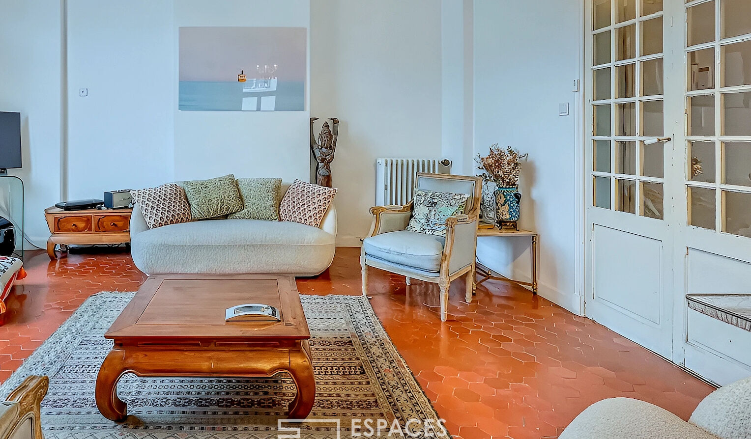 Art Deco apartment and masterful curves