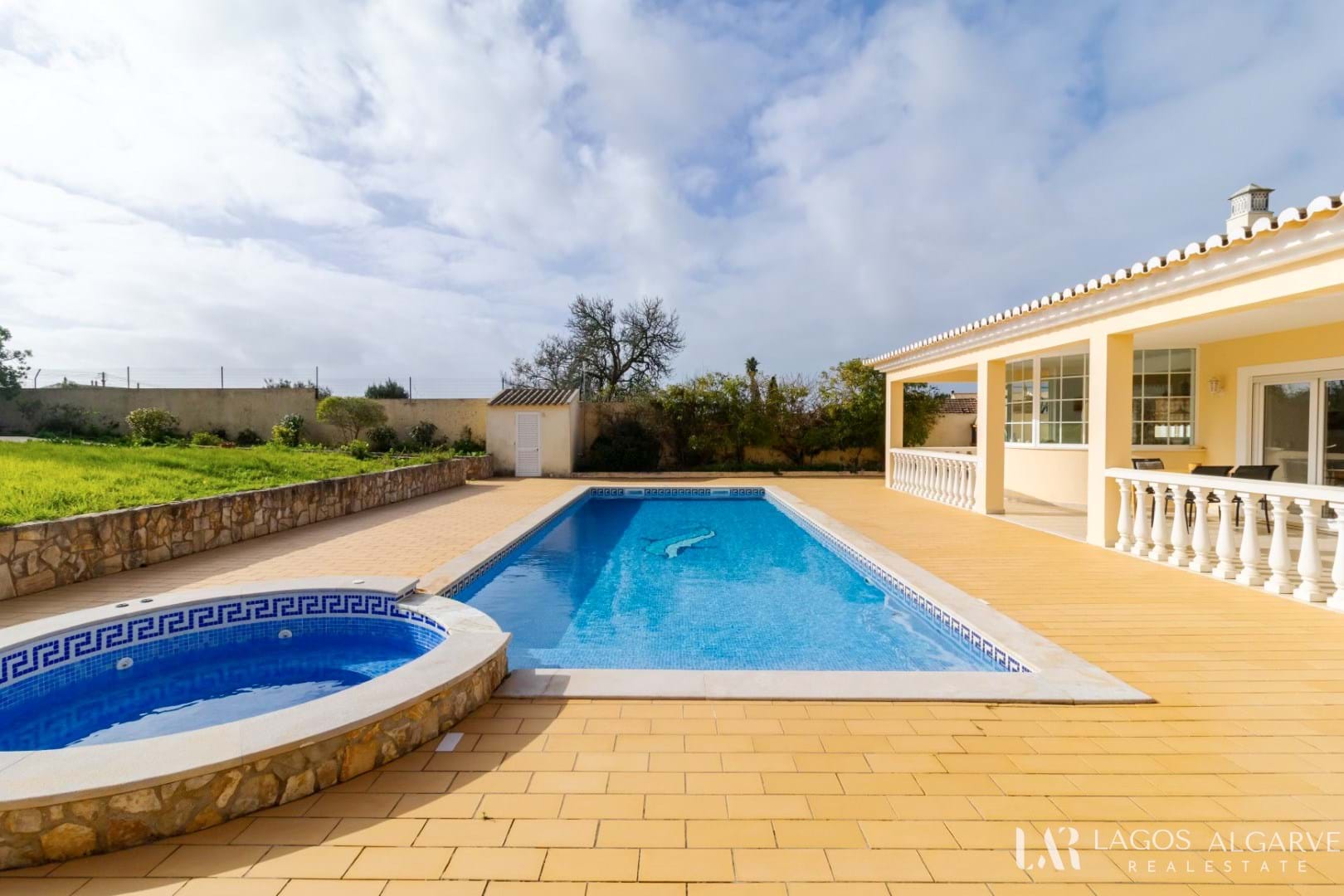 Stunning 4-Bedroom Villa with Private Pool & 1,000 m² Garden — Prime Praia da Luz