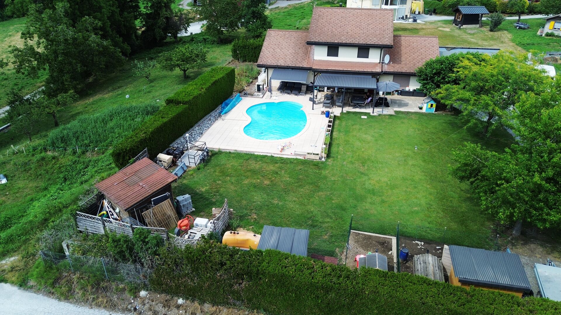 6 room villa with pool & 3.5 pcs apartment.