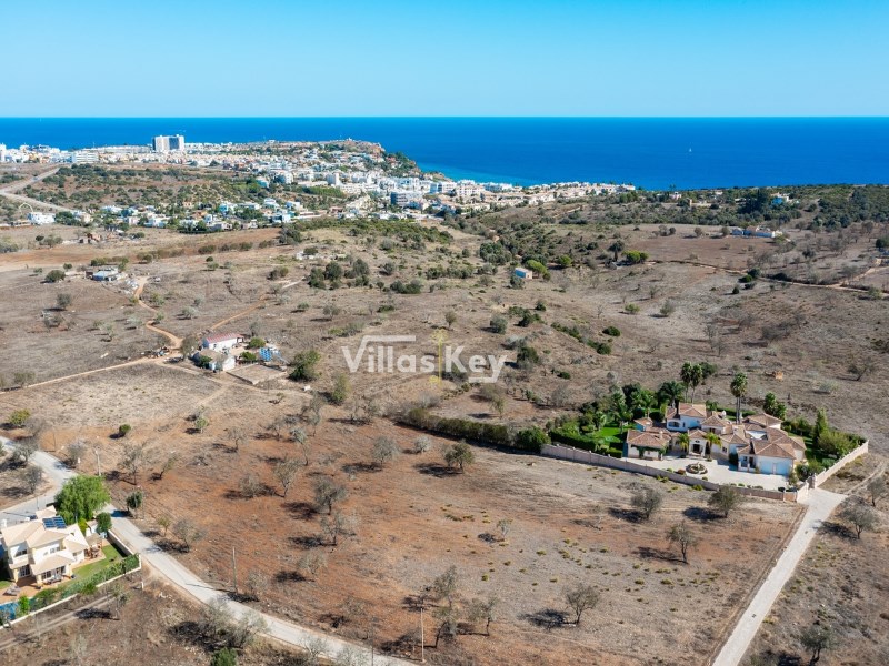 Farm with house and annex,with sea view next to the Golf in Lagos.