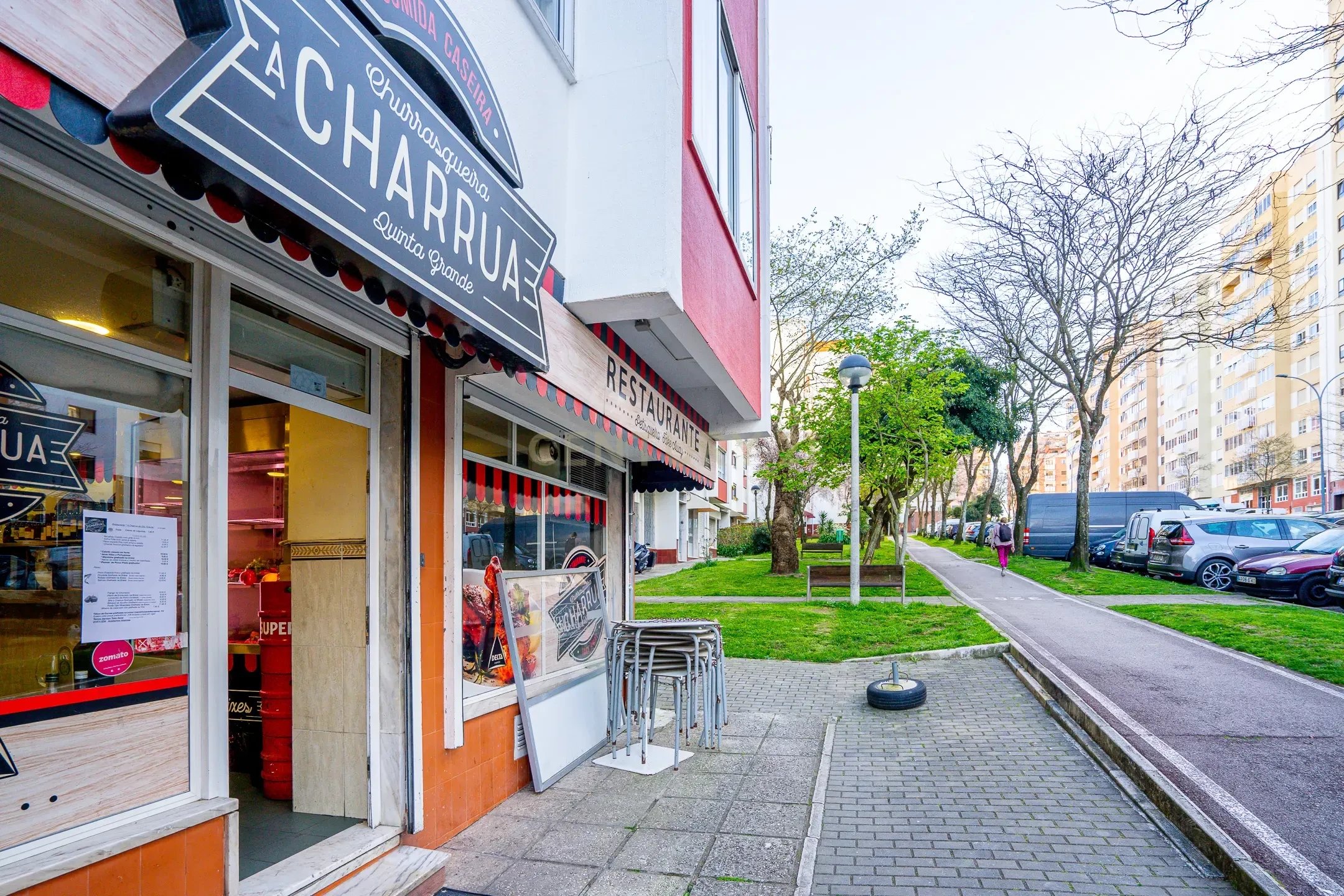 RESTAURANT 134 m2 IN ALFRAGIDE, TRADITION, RECOGNITION AND FIDELIZED CUSTOMERS 100 SEATING PLACES plus 20 PLACES ON THE SIDE