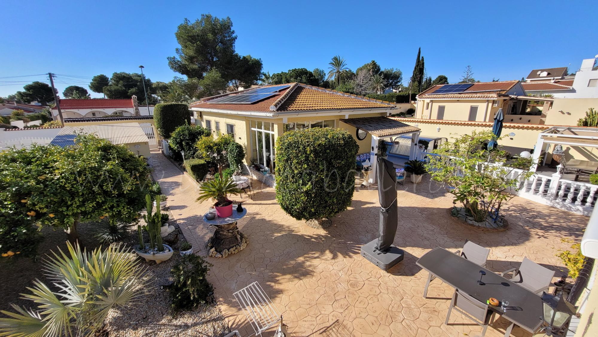 Villa with guest house, heated indoor pool and garage in Pinar de Campoverde