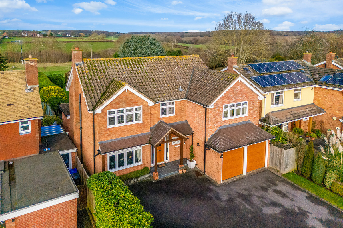 Detached House: for sale in Leamington Spa