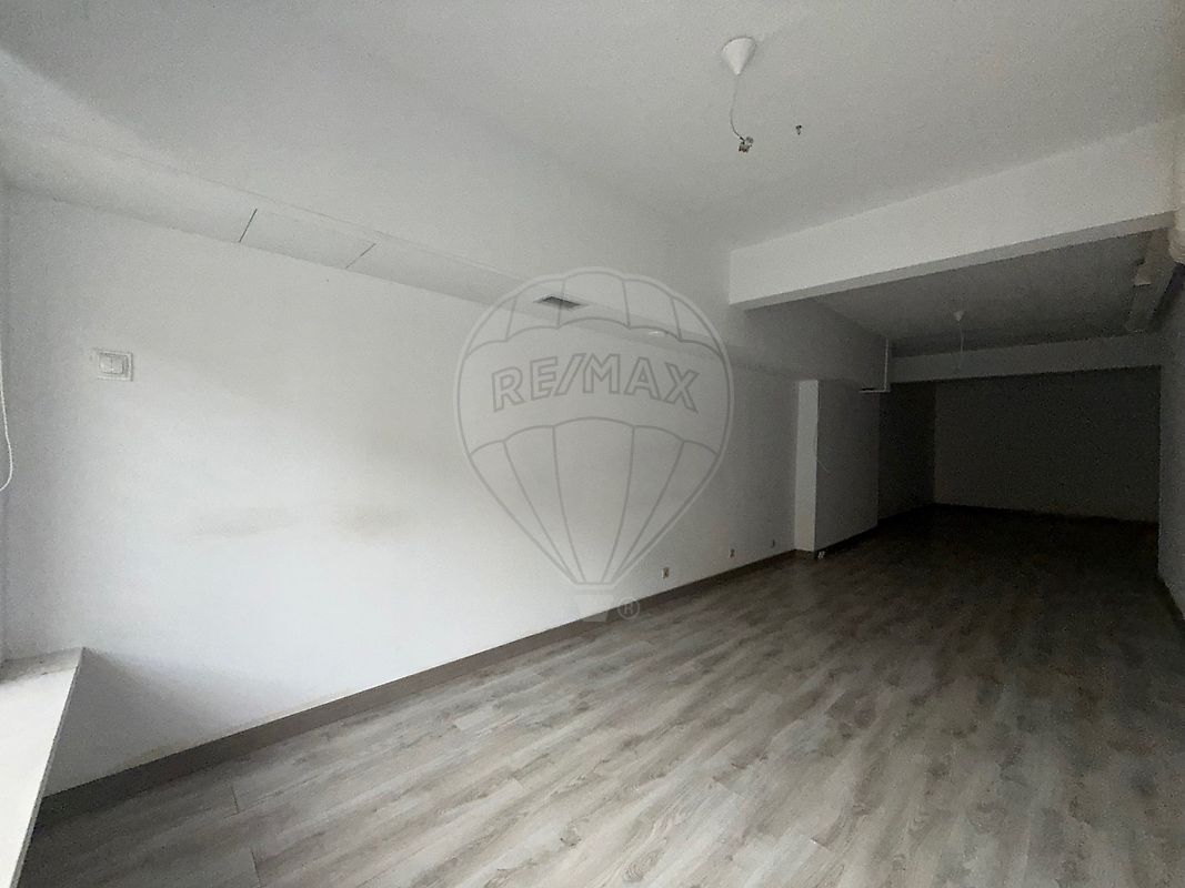 Commercial for sale in Rio de Mouro, Portugal