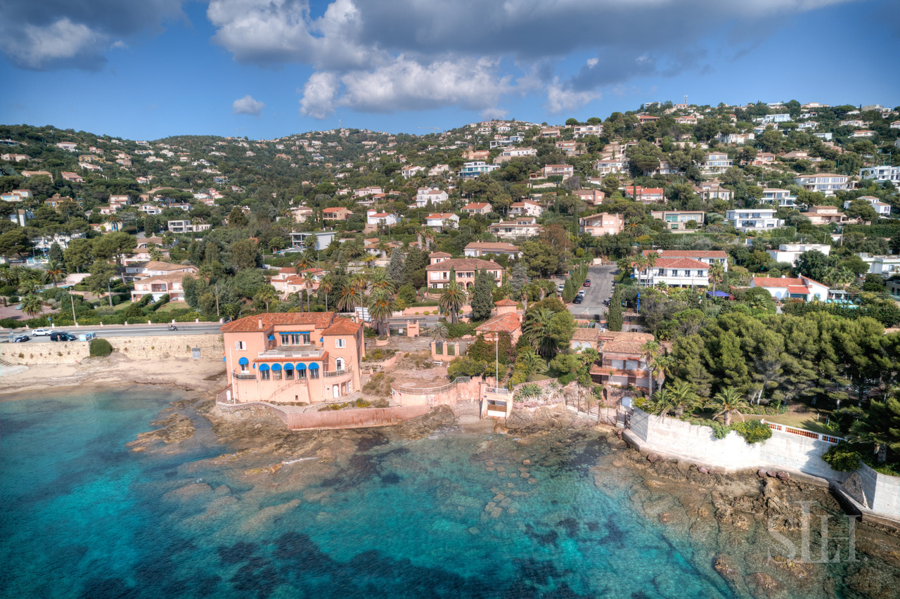 Charming bastide with stunning and rare views on the market