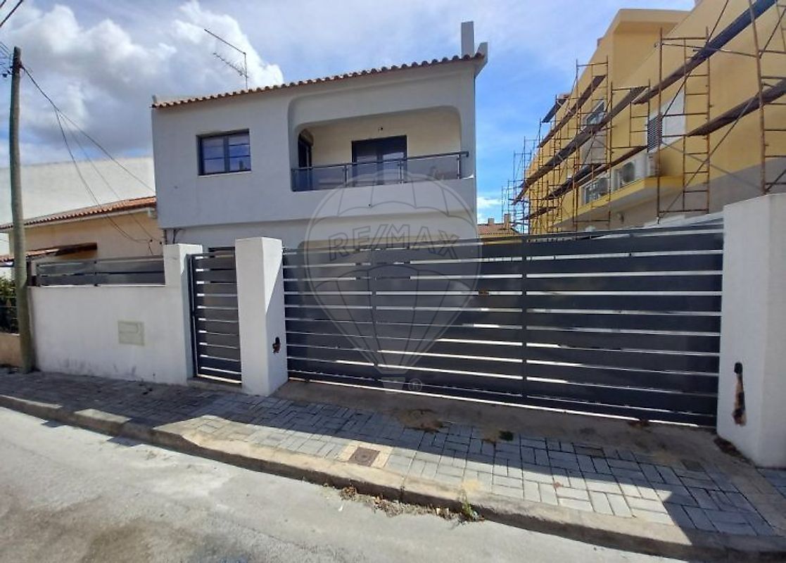 5 bedroom villa for sale in Seixal