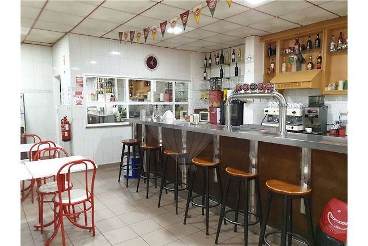 Commercial for sale in Sacavém, Portugal