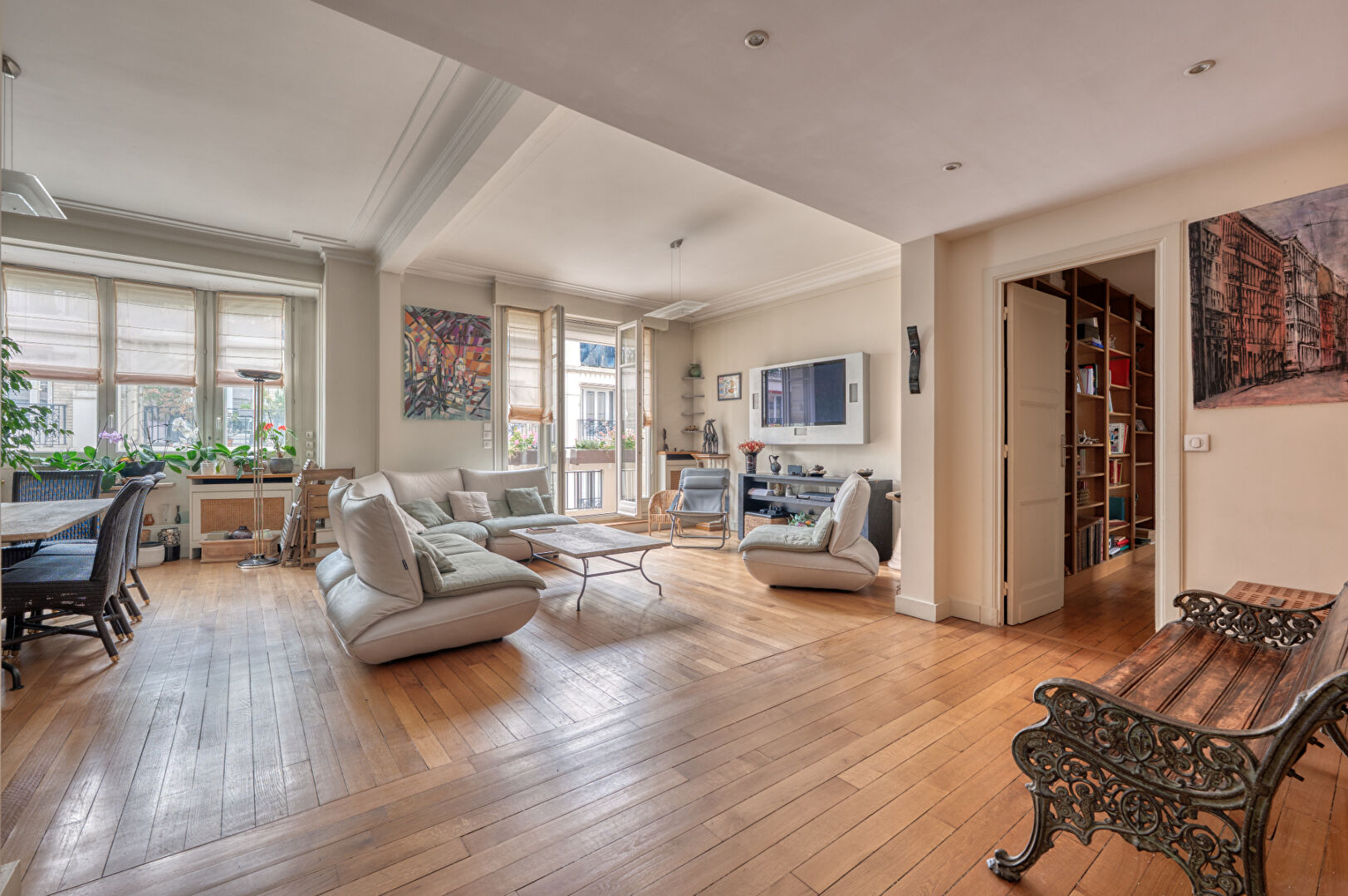 Family apartment? Secure Art Deco building, Boulogne Nord