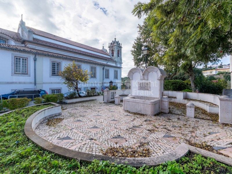 Building with private patio for renovation in Oeiras