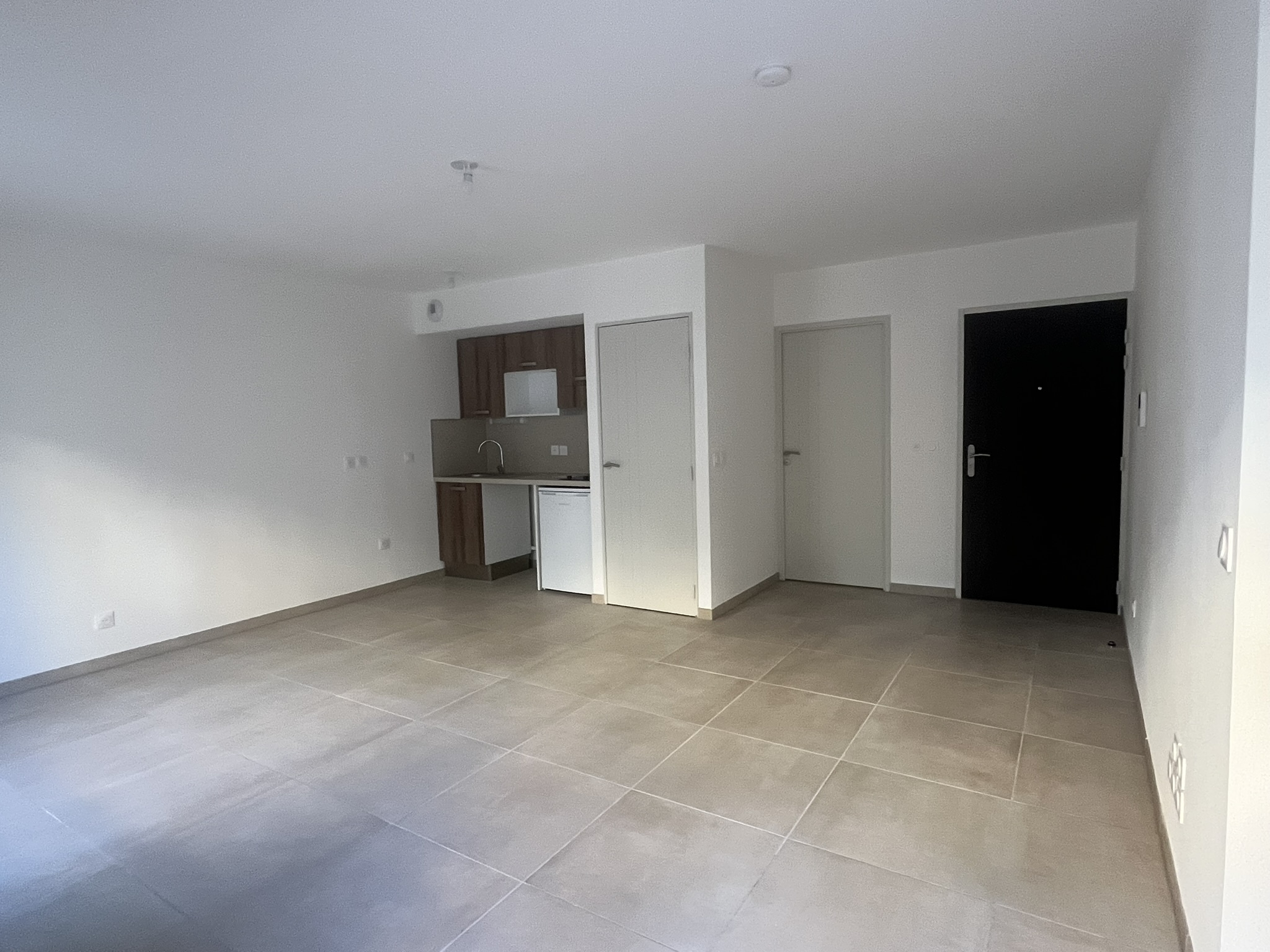 F2 at the heart of the hoops