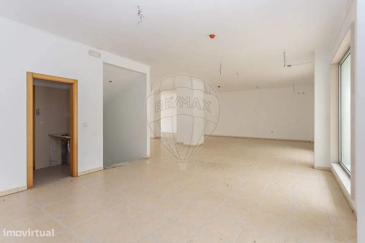 Commercial for sale, Lisboa (Camarate, Portugal)