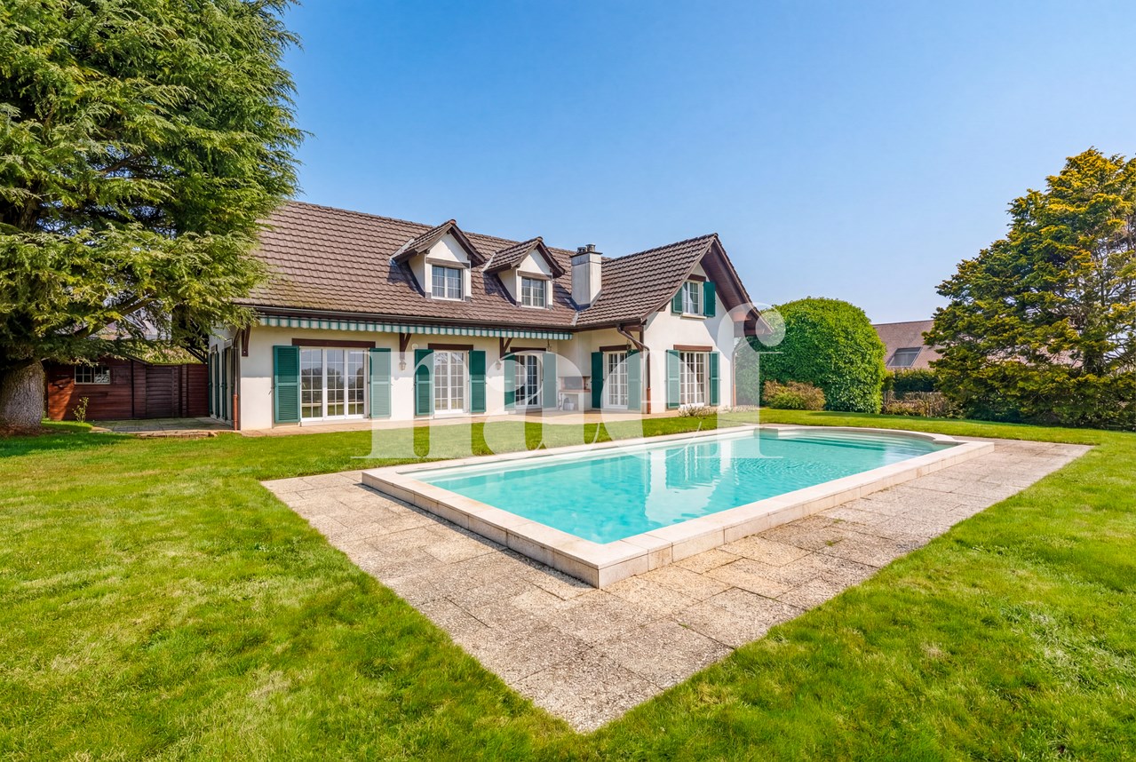 Sole agent: Detached property with swimming pool and views of the Alps