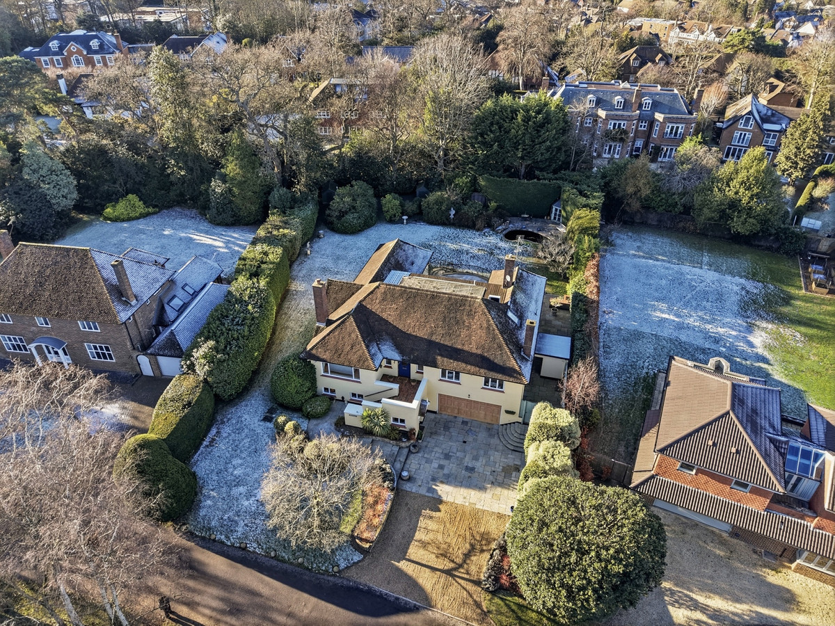 Detached House: for sale in Weybridge