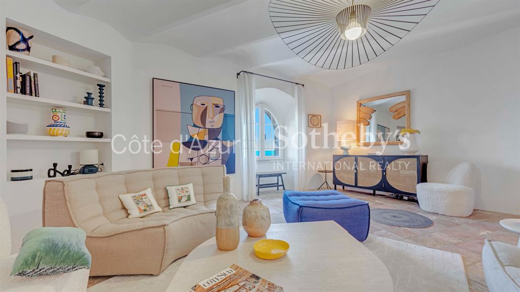 Sole agent: Renovated village house with terrace and sea view in Ramatuelle