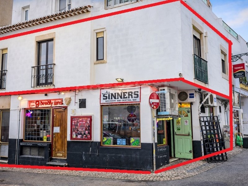 Bar con sótano y apartamento de 2 dormitorios en el centro histórico - Listos para rentabilizar