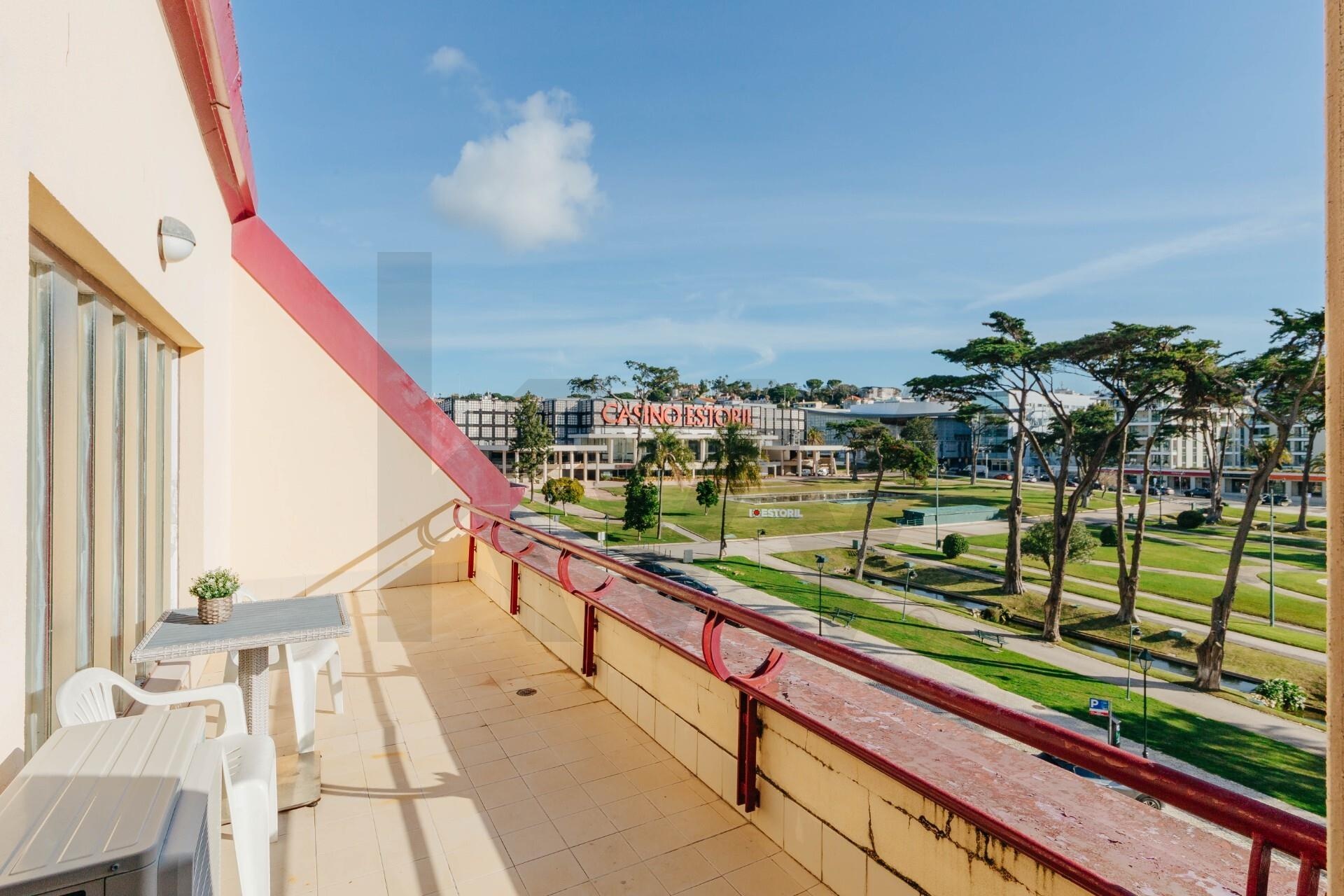 Prestigious Duplex in a Gated Community in Estoril: Where Sophistication Meets the Atlantic