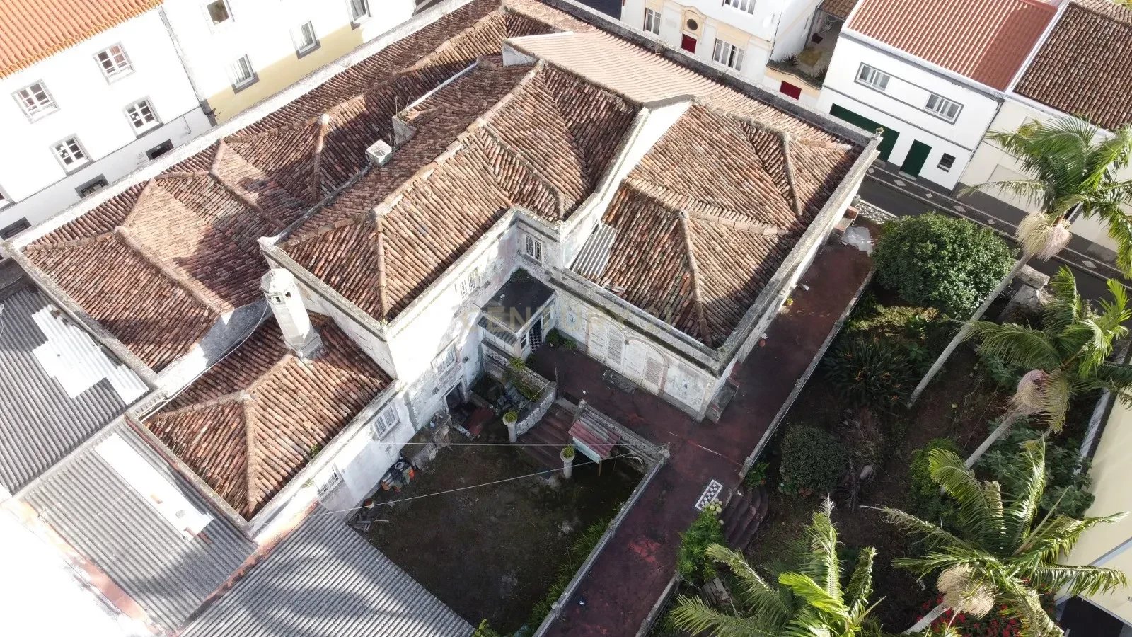 Exceptional investment in the heart of Ponta Delgada — corner building with high development potential and guaranteed return.