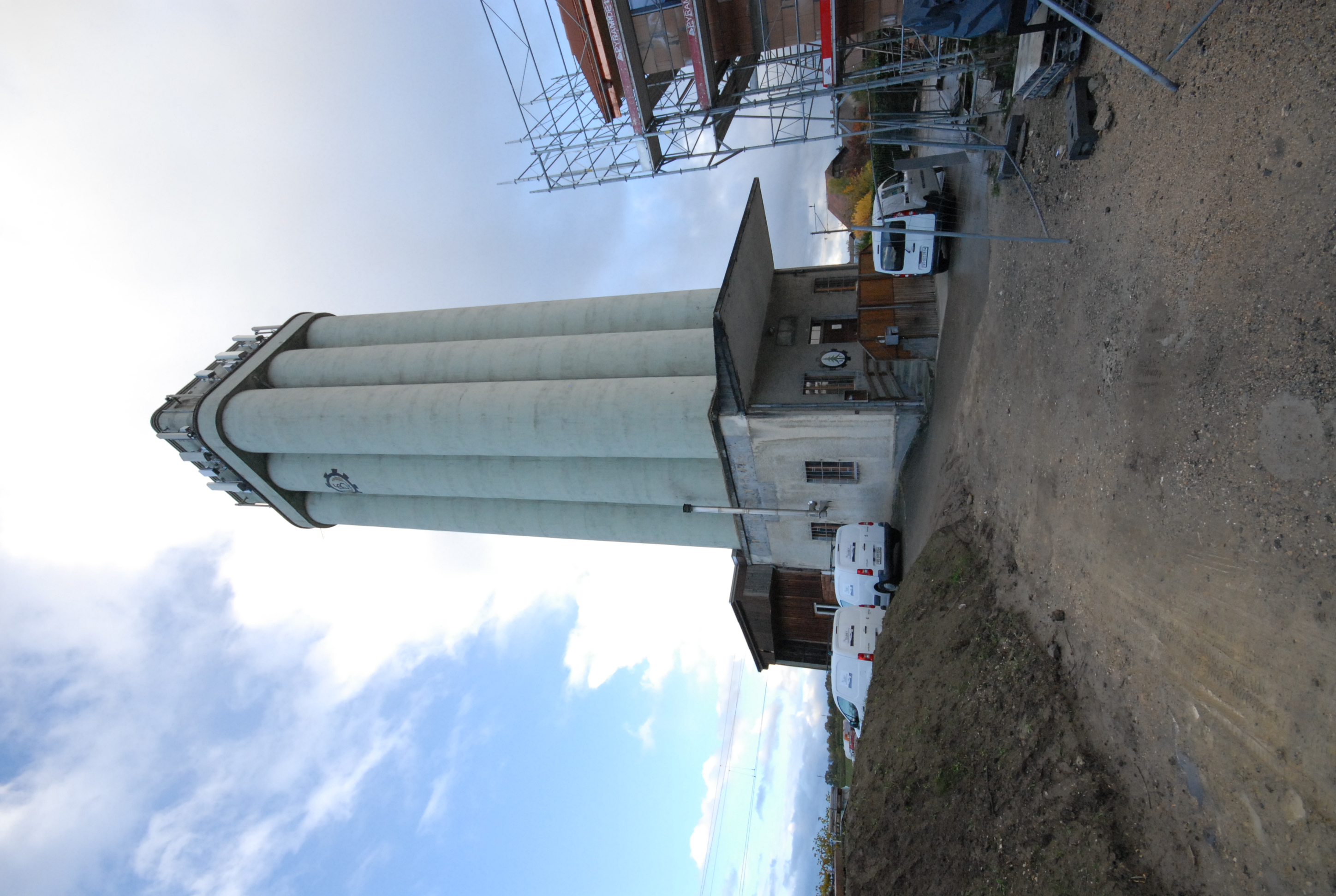 For sale in Corcelles-près-Payerne, former disused silo with office and warehouse