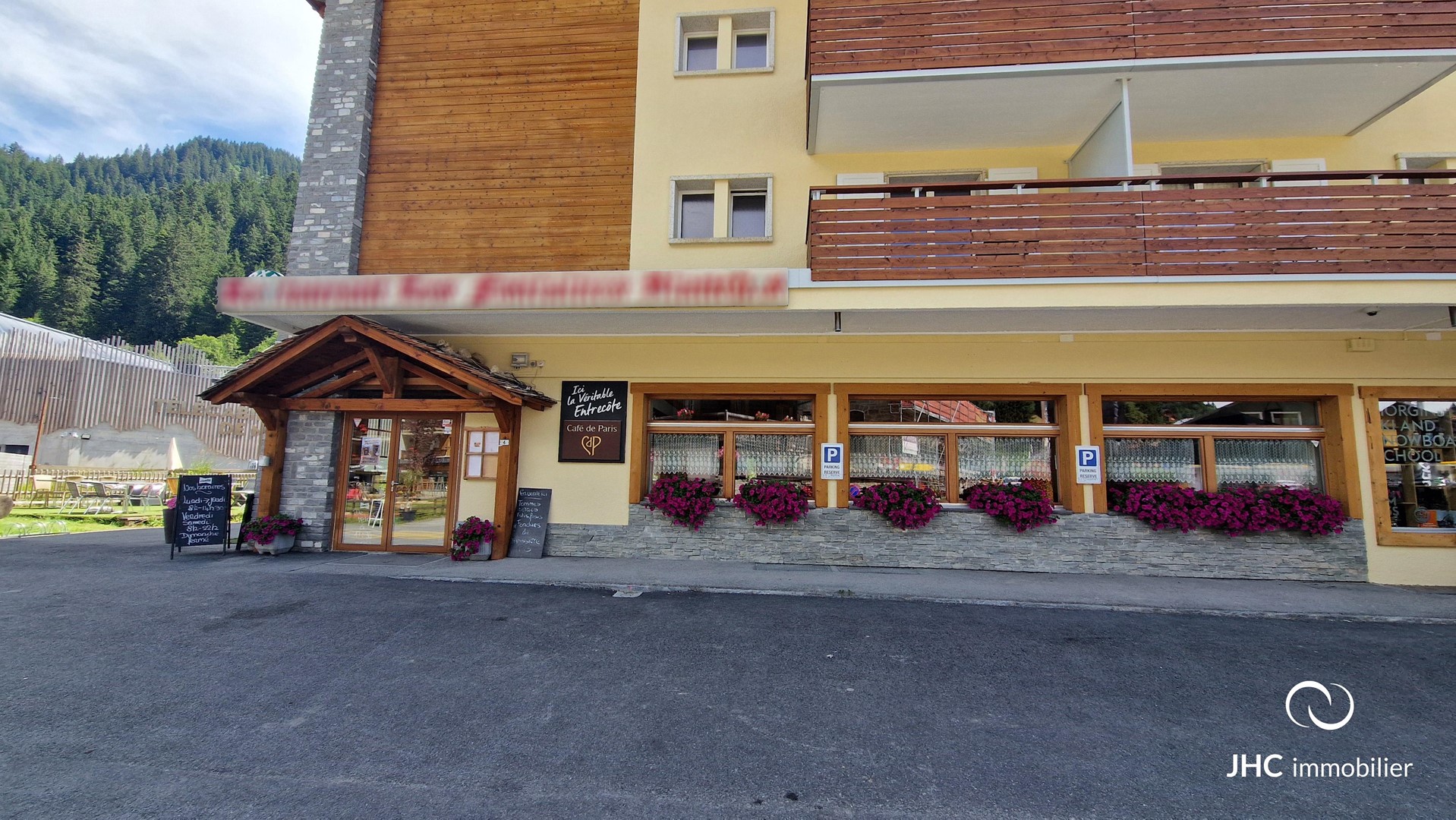 Restaurant with high potential with walls in Morgins