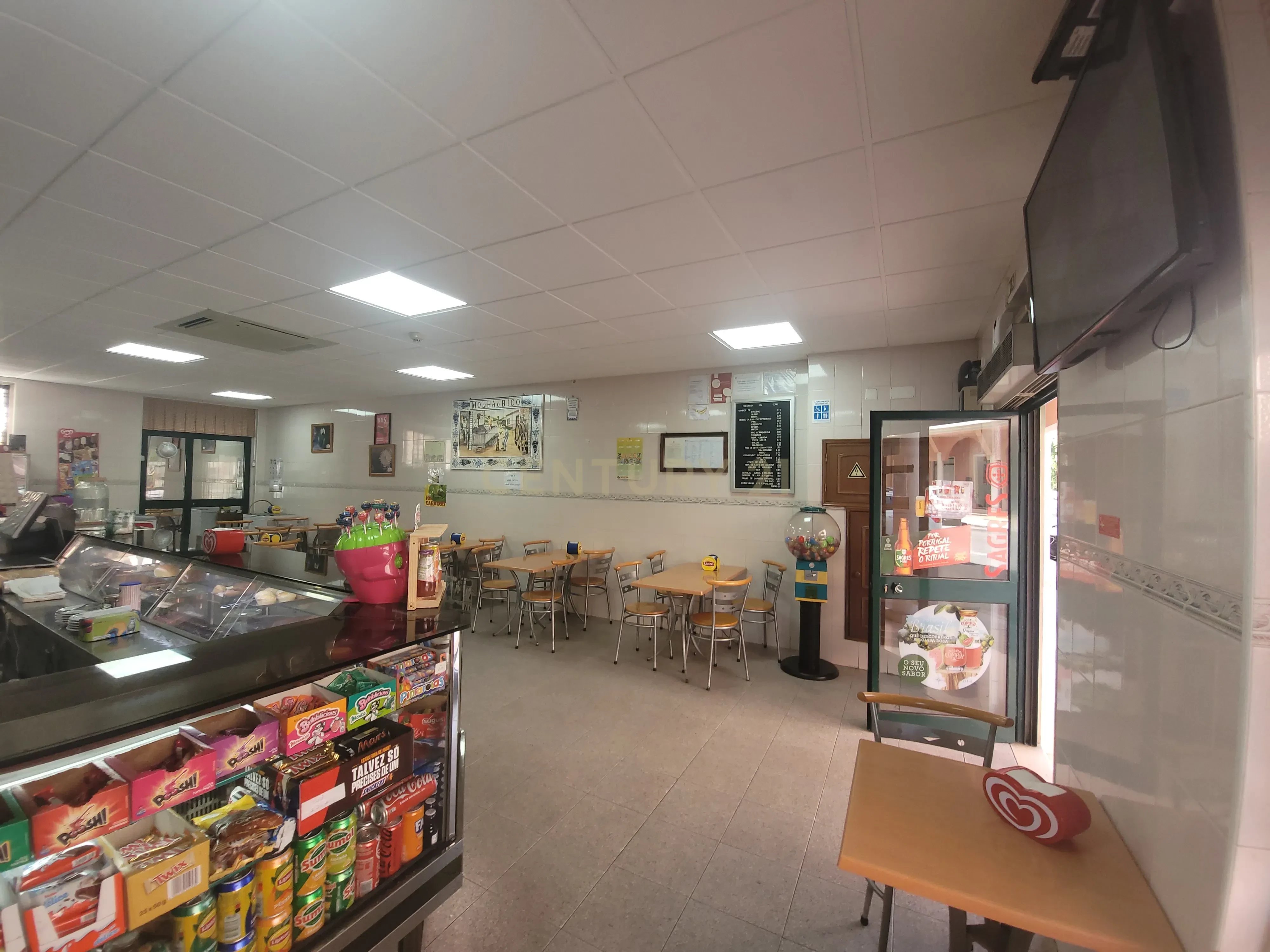 Charming Coffee Shop in Cascais with City Views & Great Location