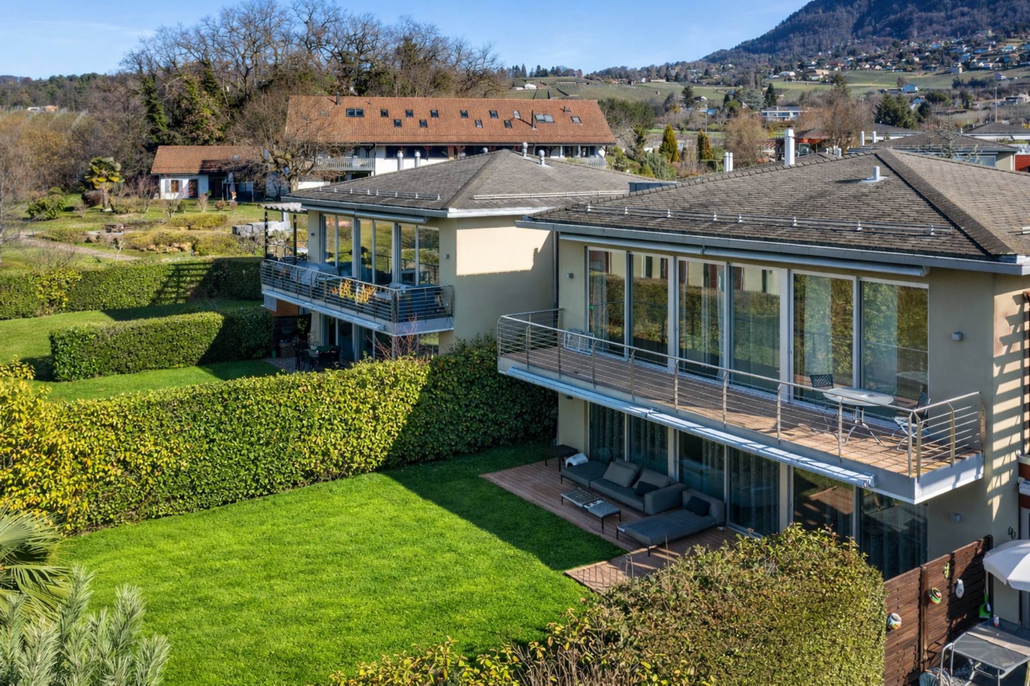 Magnificent adjoining villa located in a quiet and secure residential area