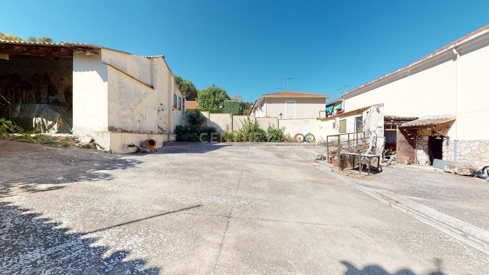 Magnificent plot of 876 m² for sale in the Plaza Mayor of Villabilla, a privileged location in the heart of the village.