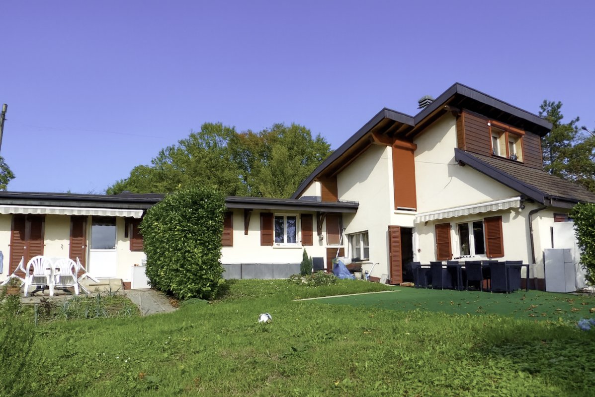 Exclusive: detached villa with garden and outbuilding