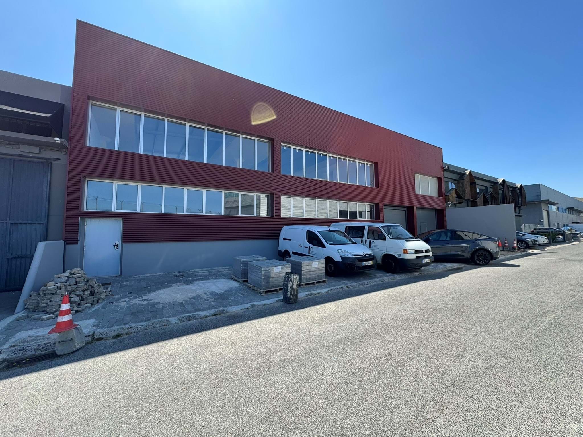 Warehouse under renovation with 750 m², offices, and parking, in Prior Velho