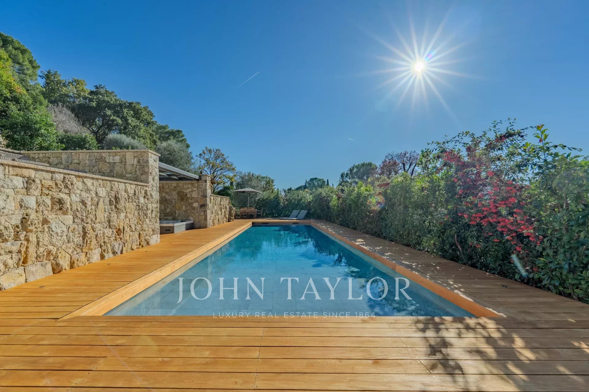 Mougins – Exceptional Contemporary Villa in the Heart of a Private Estate