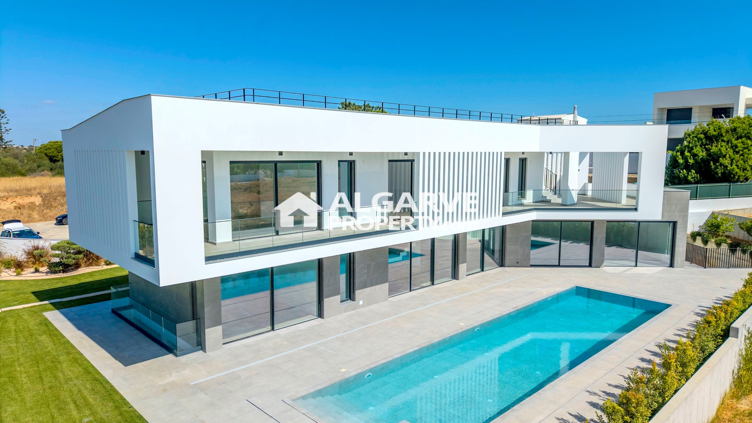 Stunning 4 bedroom Villa Just Steps from the Beach in Galé, Algarve