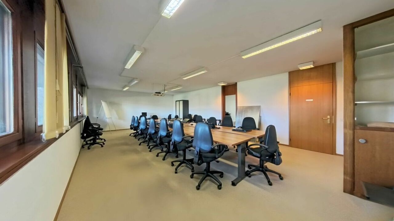 Representative office facing the lake - Can be divided to measure