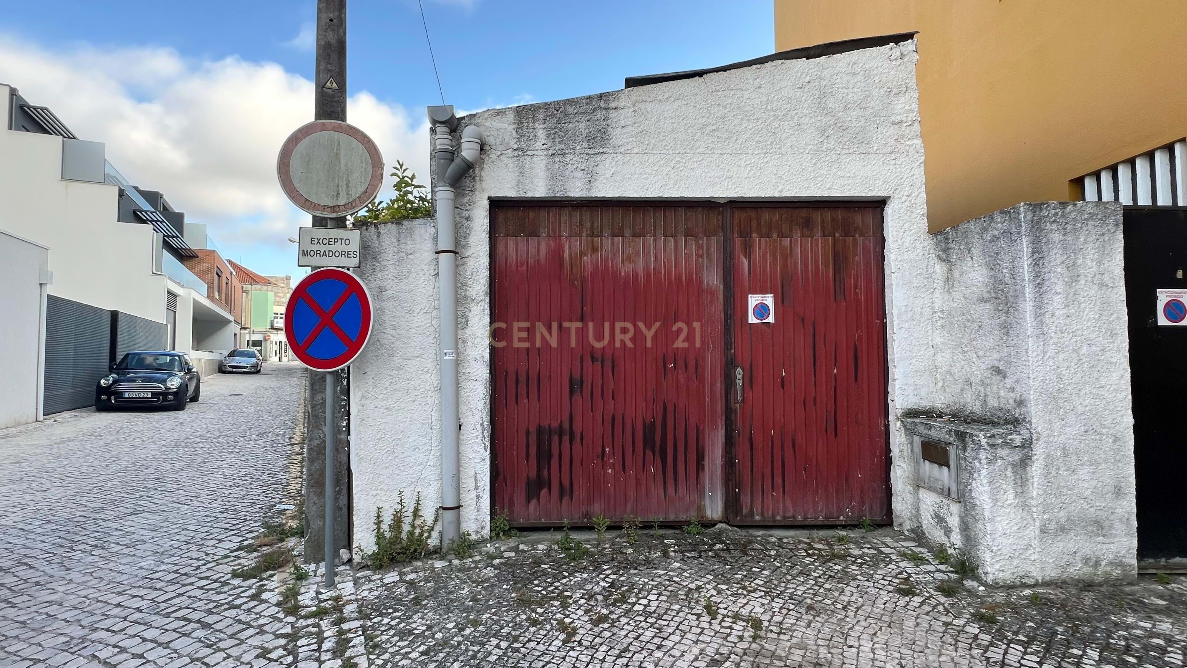 🏢 Warehouse in the Heart of Marinha Grande – The Opportunity You've Been Looking For! 🚛