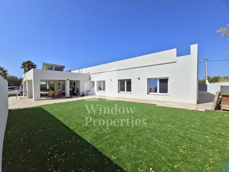 Modern House T4 + annex T2, with sea view and land of 1600 m2