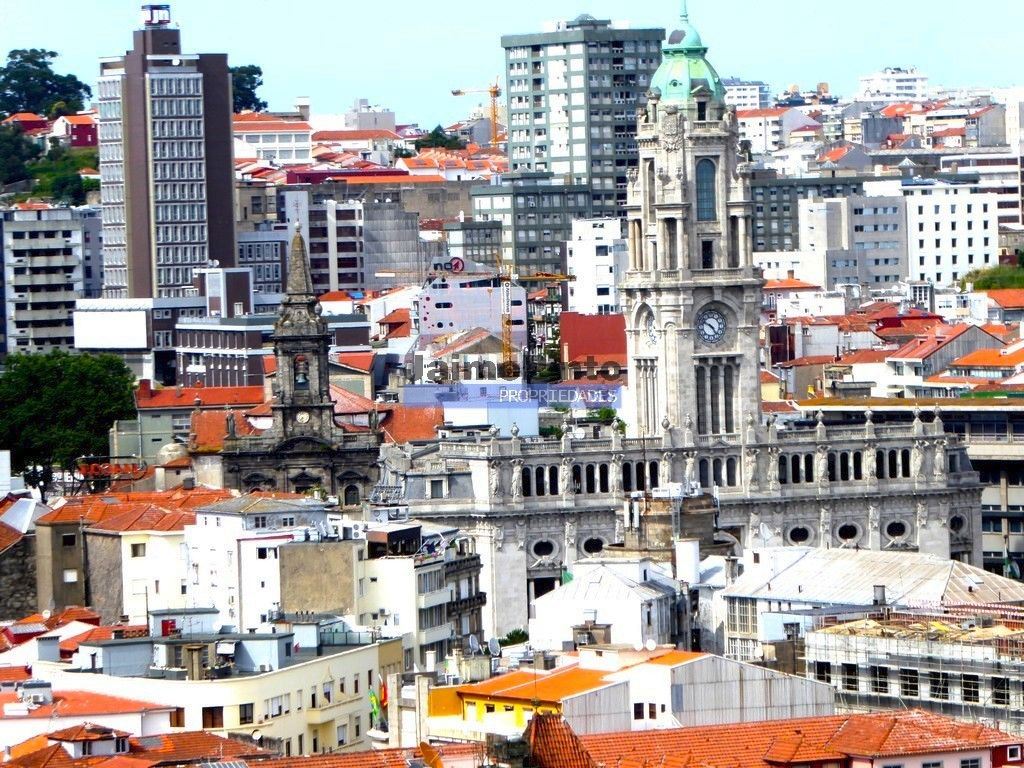Building, Vacant building to rehabilitate, downtown Porto. Portugal, Baixa do Porto.