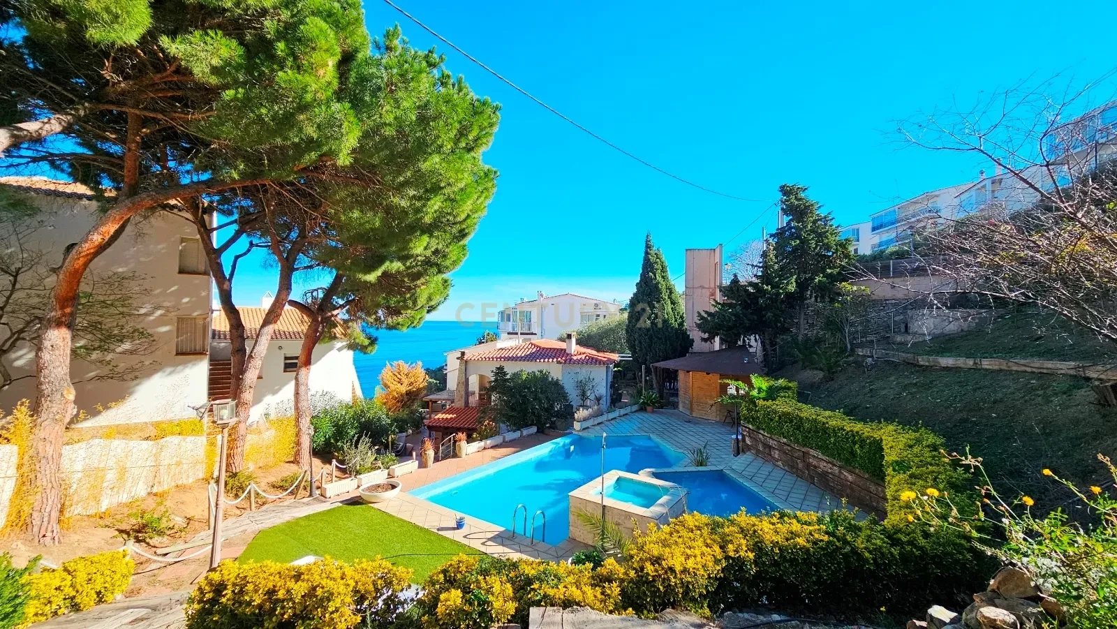 Exclusive seafront house with pool and private beach access in Llançà