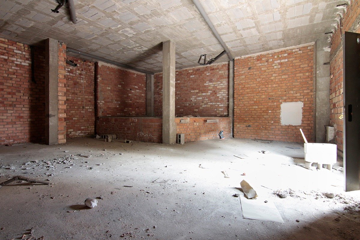 Local main street of Armilla, good façade. Sold unrepaired. also for rent