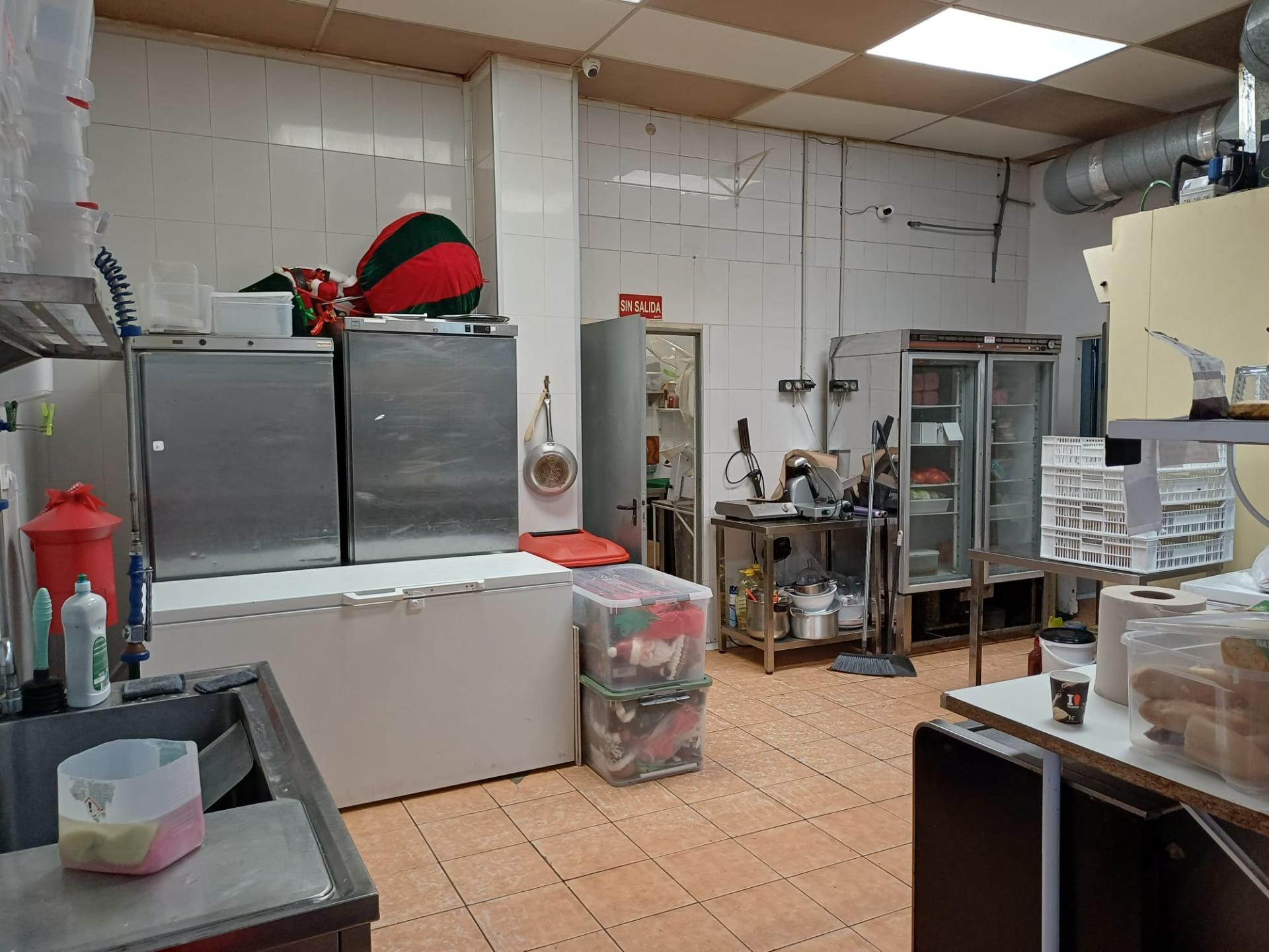 Transfer of a licensed hotel and pastry workshop + 2 premises for a cafeteria in Palma