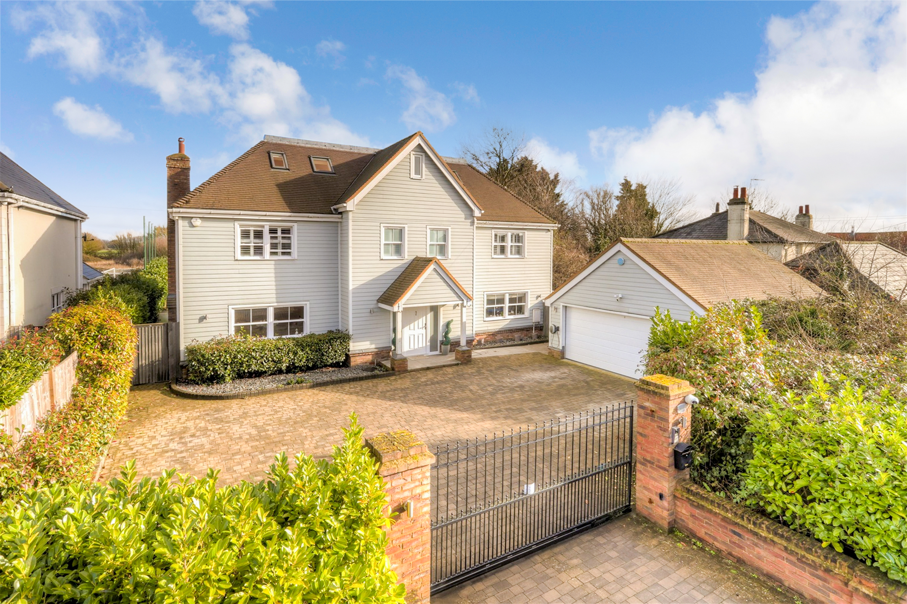 Detached House: for sale in Epping