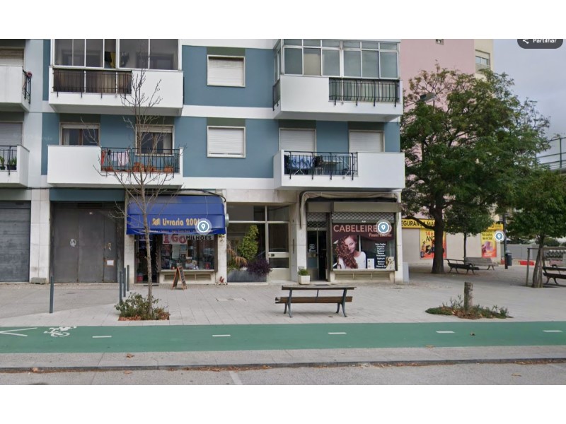 Store next to the Lumiar Metro and Shopping Center