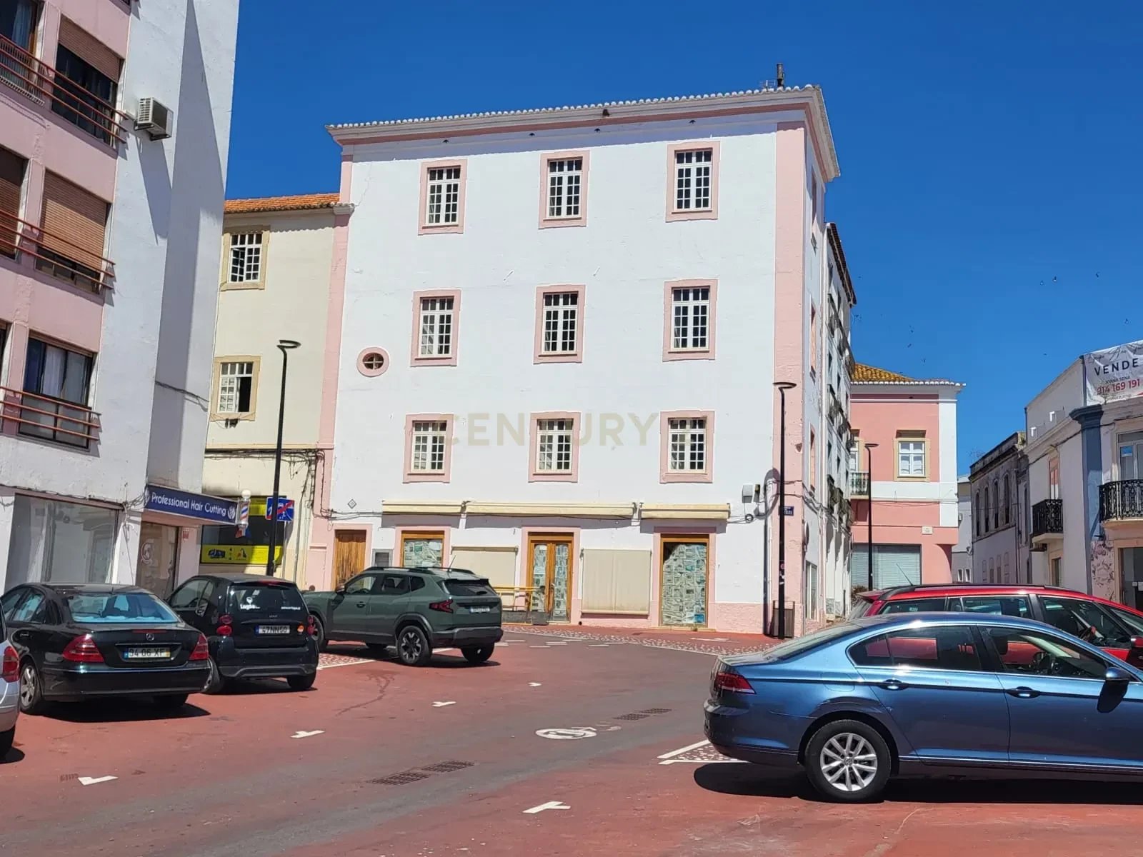 4-Floors Residential Building in Lagoa with Panoramic View and Good Location