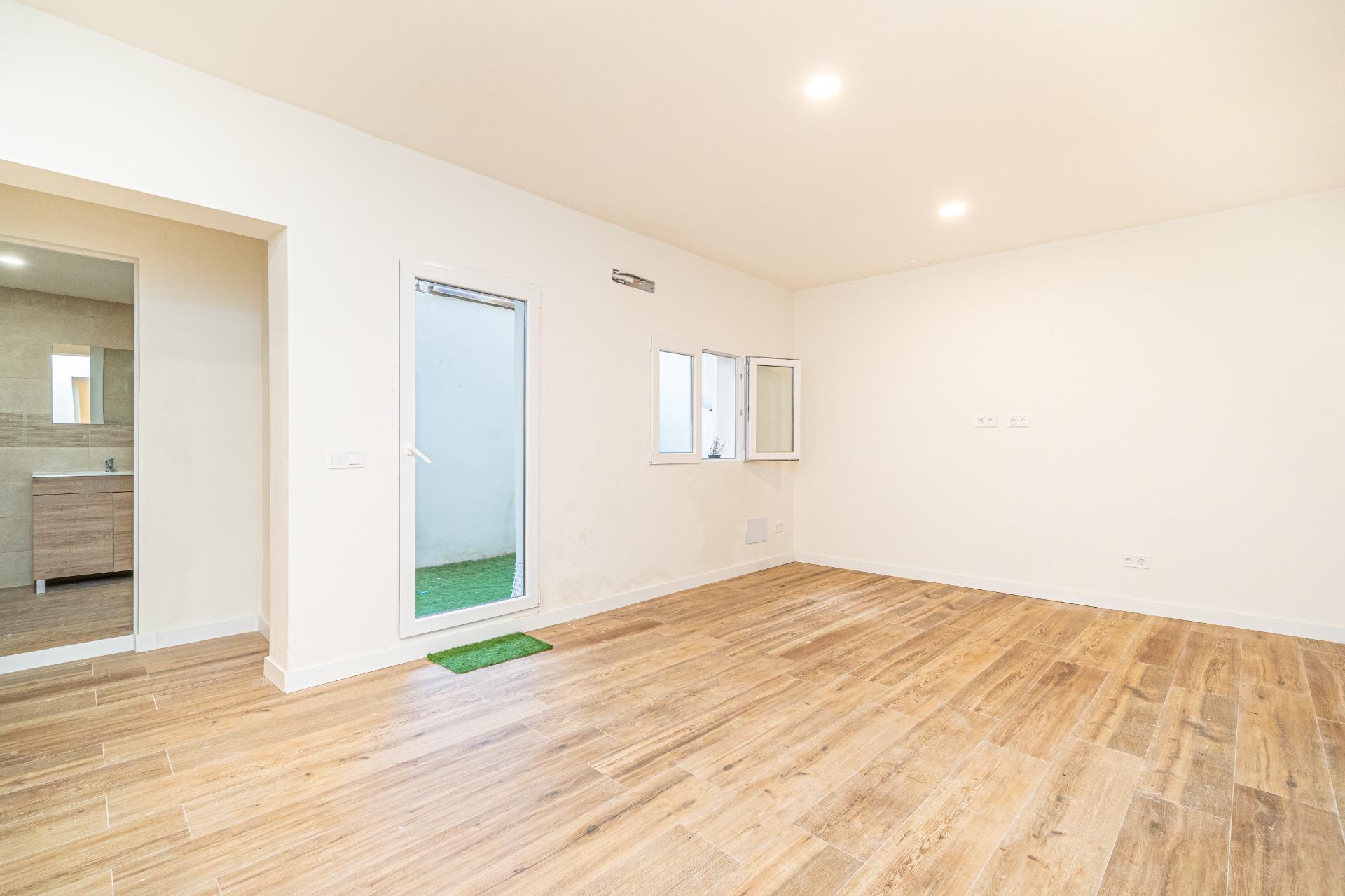 Ground floor flat with terrace and garage in Blanquerna