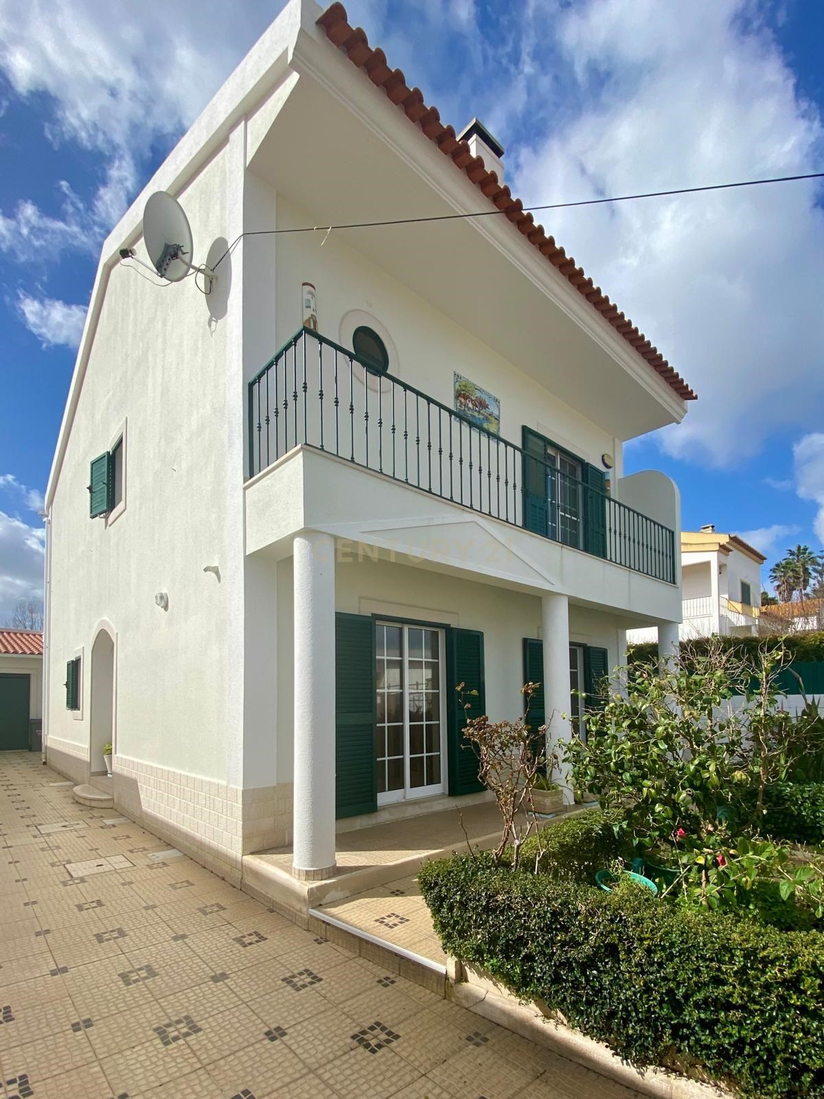 Detached 4-bedroom house with garage and garden in Setúbal