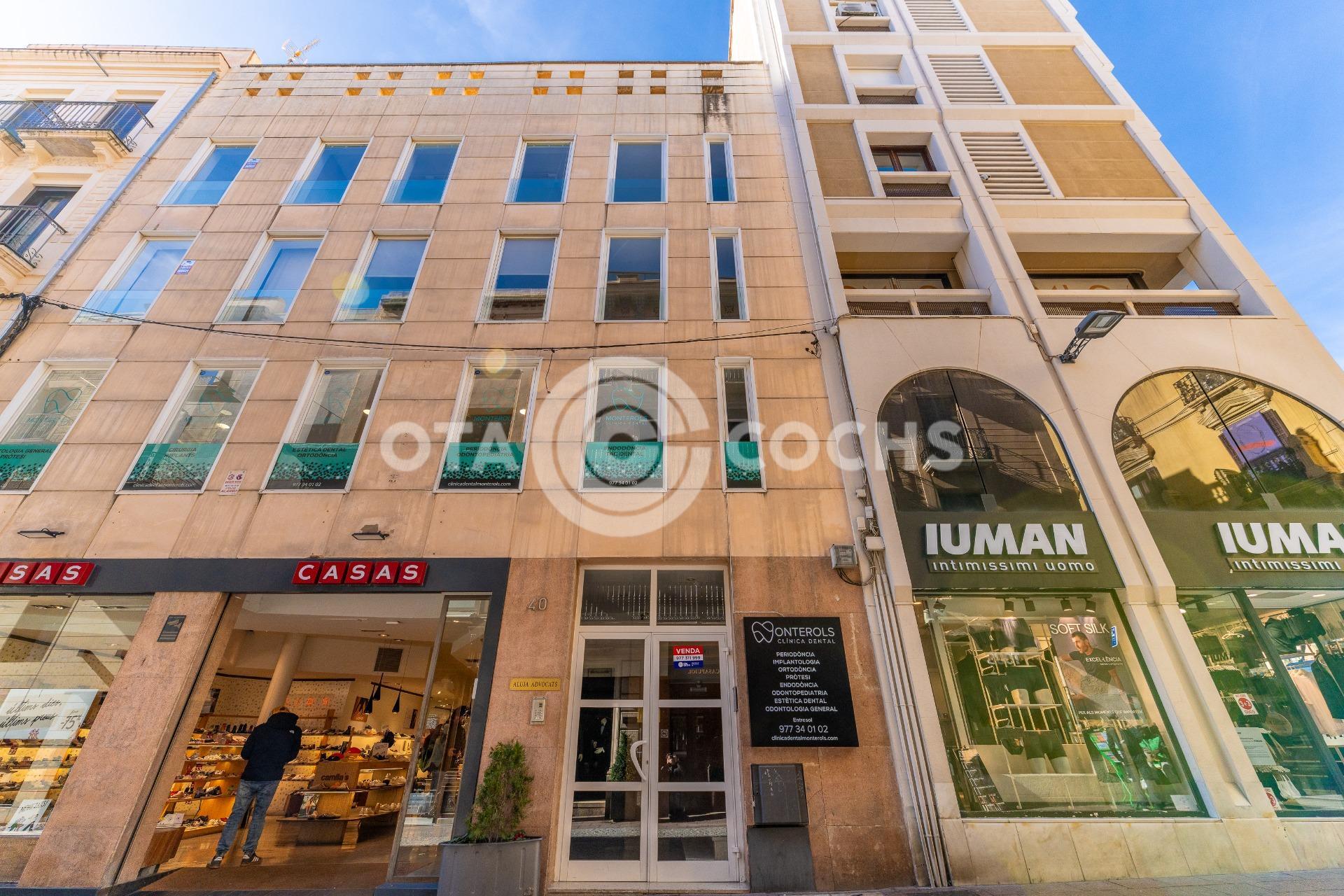 OFFICES IN CARRER MONTEROLS SUITABLE FOR HOUSING