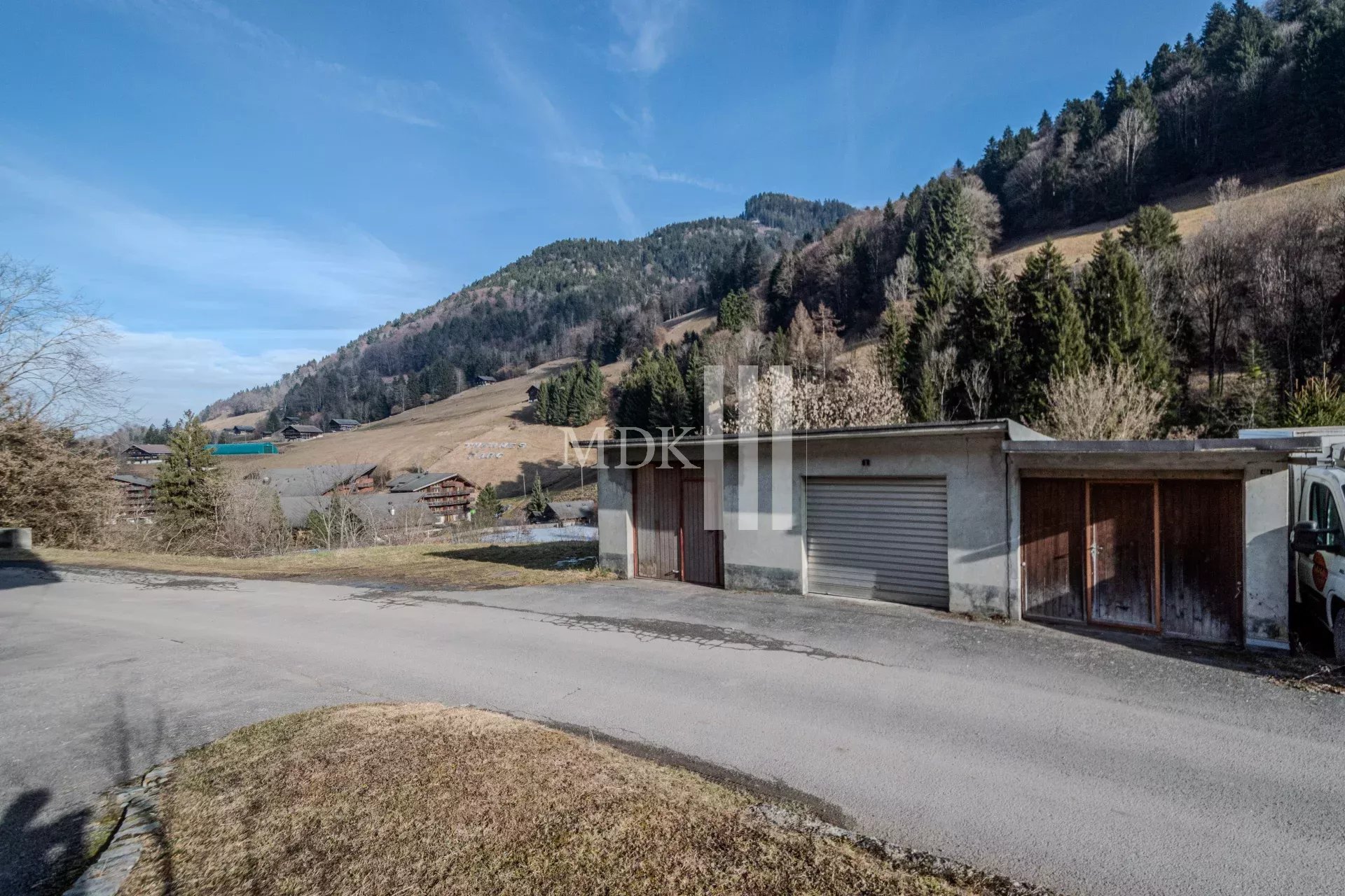 Building plot with garage box