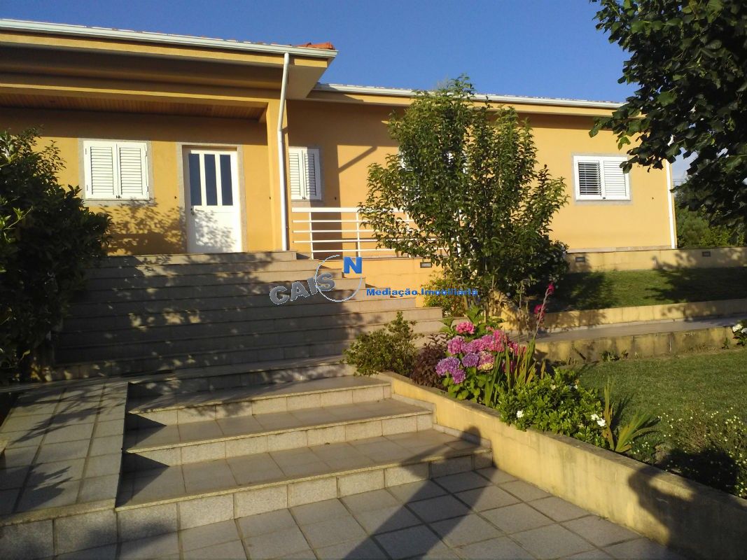 Farm with 4-front single storey house with land in Recarei. 15 m from Porto, via the A4 (Gandra)