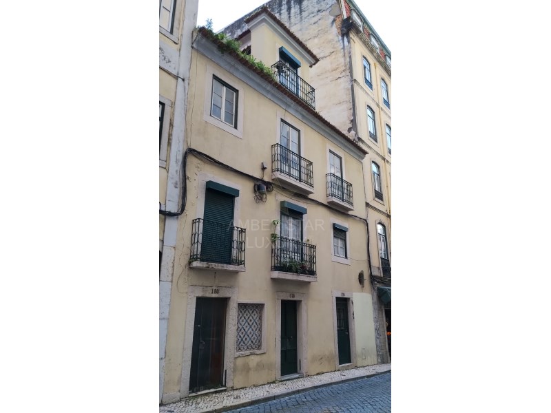 Building with unique potential for remodelling in the heart of Lisbon.