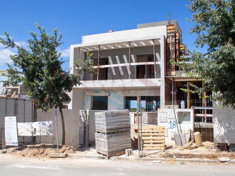 Brand new 3 bedroom villa with swimming pool and sea view in Santo Estêvão!