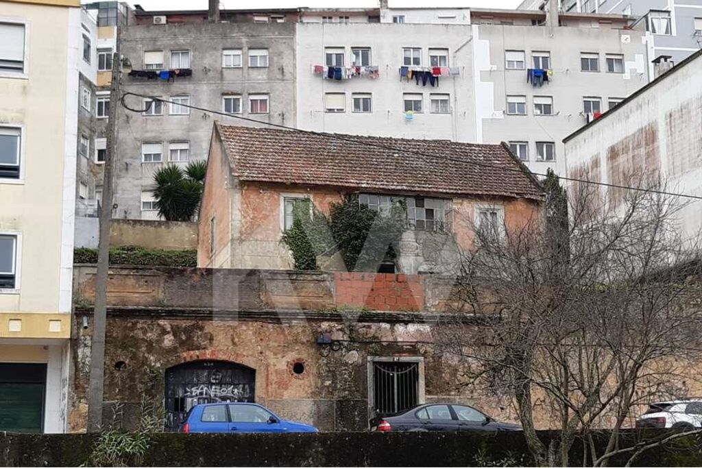Land with 320m2 in front of the Urban Park Felício Loureiro, Queluz, Sintra, Lisbon
